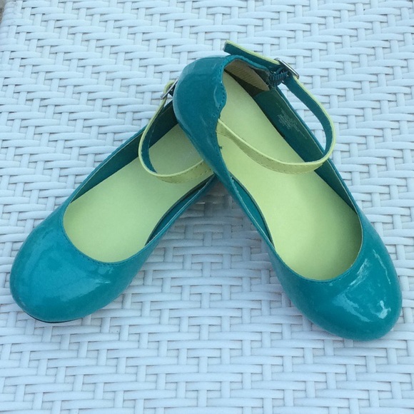 Xhilaration Other - Xhileration size 2 girl's shoes
